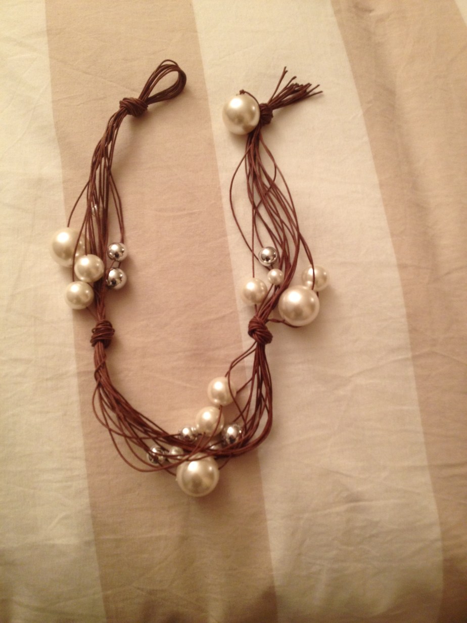 Collana corta marrone e perle bianche. #N.9